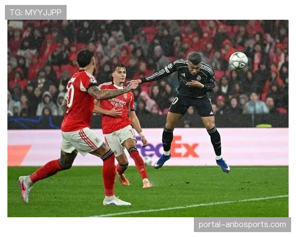 皇马VS本菲卡争议不断:VAR判罚与红牌事件影响比赛进程