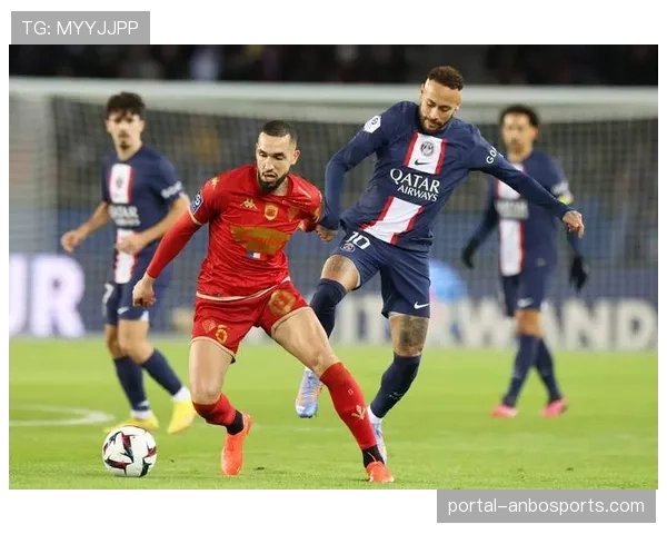 战术板解析：巴黎圣日耳曼的“不对称”进攻如何考验法甲各队防守结构